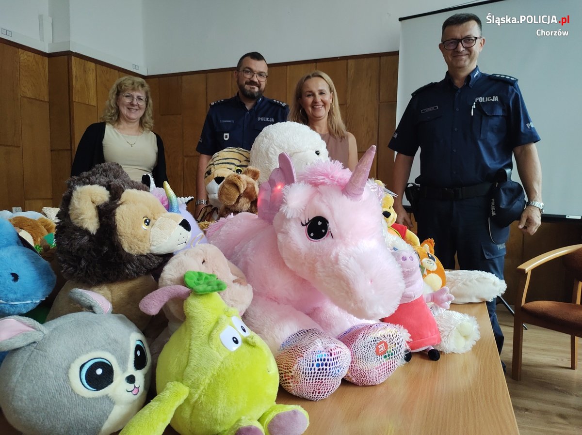 Policjanci przekazali maskotki podopiecznym Ośrodka Wparcia Rodziny w Chorzowie