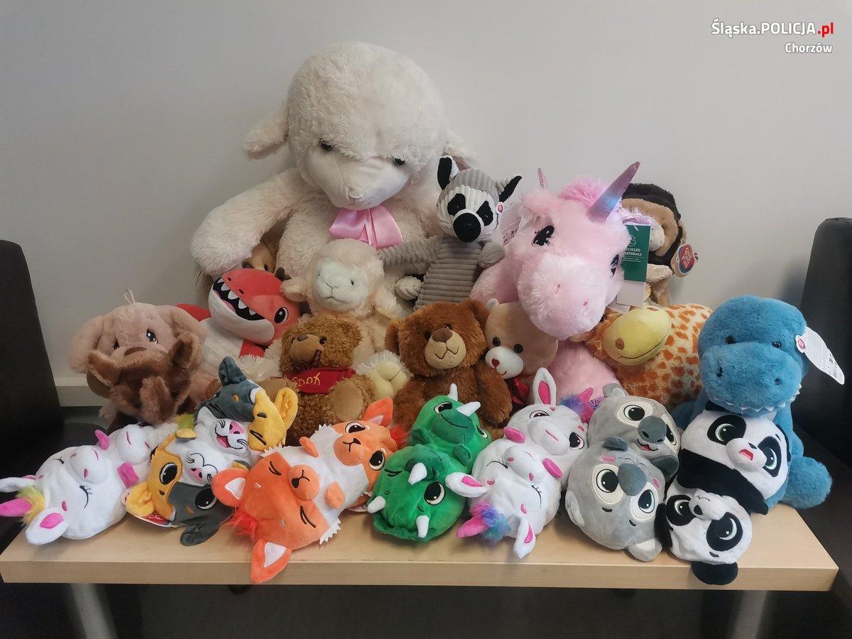 Policjanci przekazali maskotki podopiecznym Ośrodka Wparcia Rodziny w Chorzowie