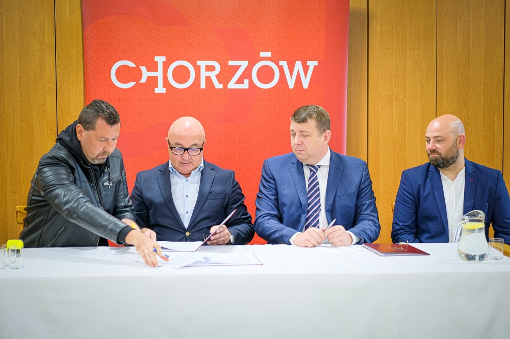 Maciejkowice: Umowa na budowę placu zabaw i siłowni plenerowej podpisana!