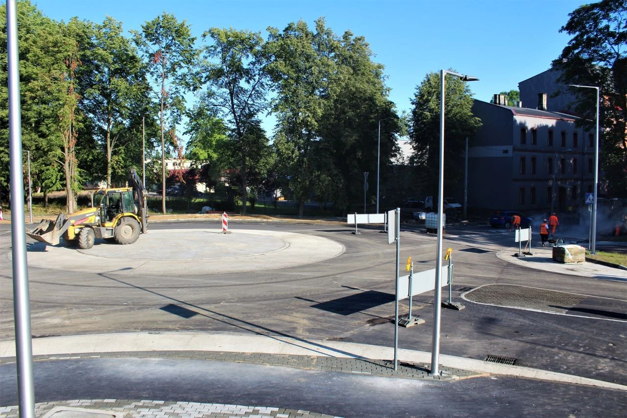 Zakończono remonty dróg w dzielnicy Zgoda. Zamiast tradycyjnego skrzyżowania mamy rondo!
