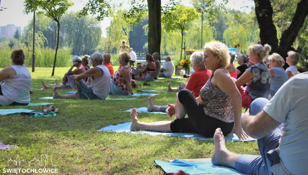 Seniorzy z Chorzowa i Świętochłowic wspólnie ćwiczyli jogę
