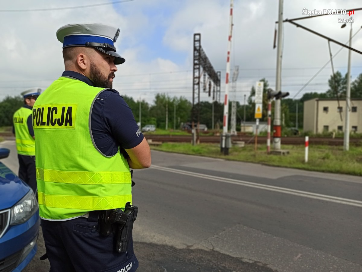 Policjanci wyjaśniają jak należy zachować się na miejscu zdarzenia drogowego