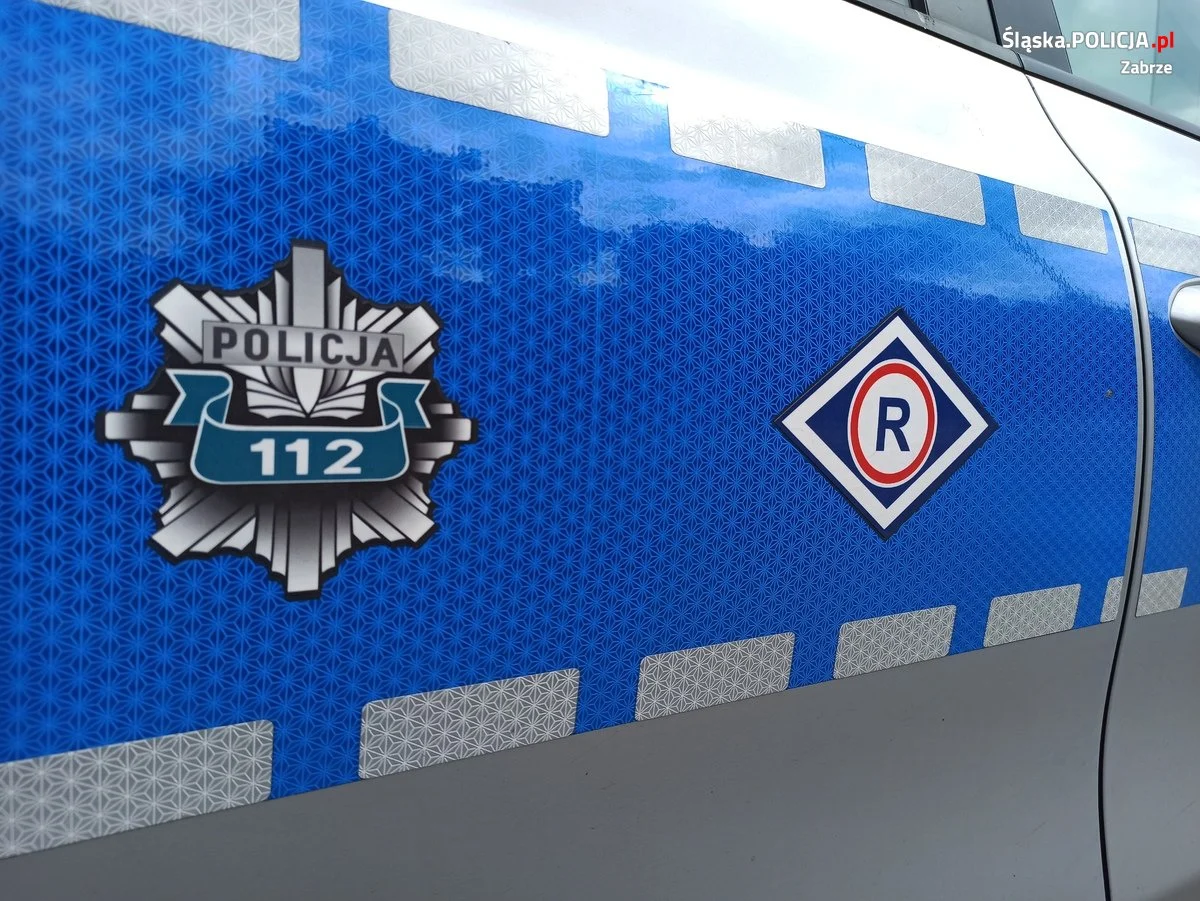 Samochód uderzył w bariery energochłonne na DTŚ. Policjanci poszukują świadków zdarzenia!