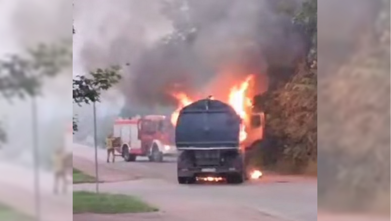Pożar pojazdu na ul. Jodłowej. Zapaliła się ciężarówka czyszcząca ulice