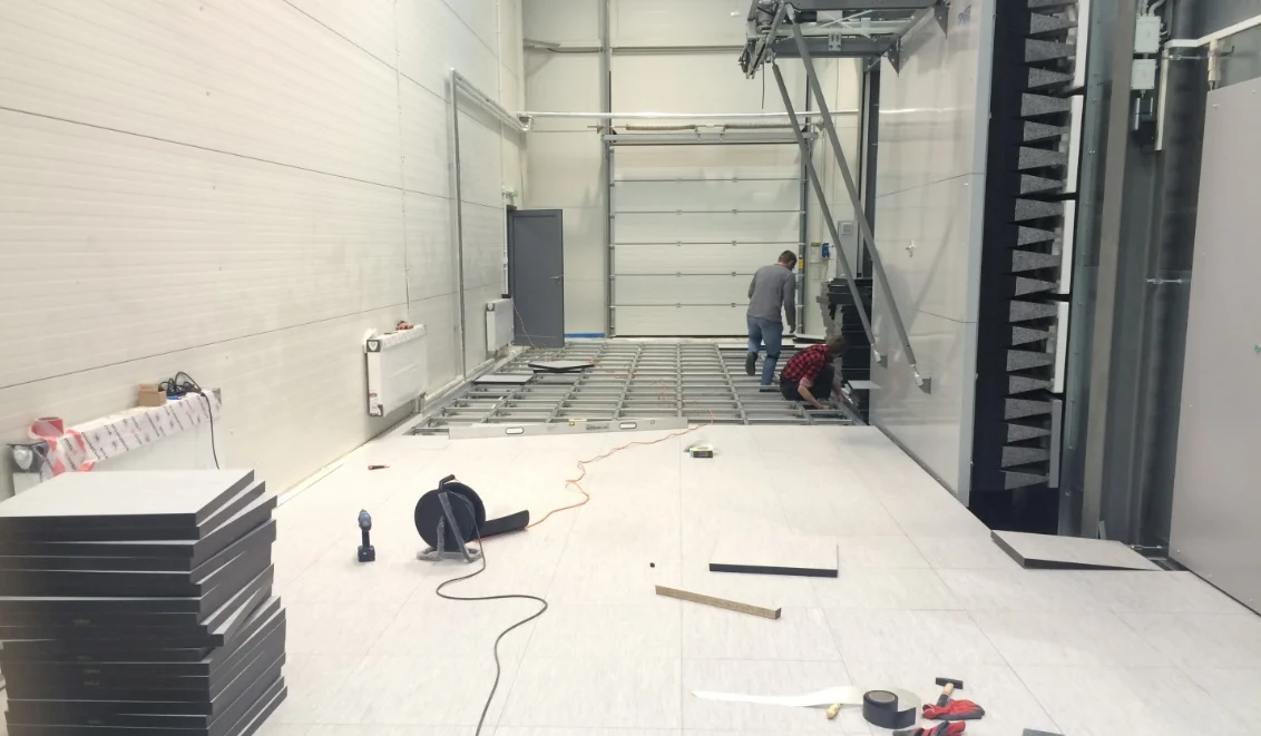 Jakie znaczenie ma podniesiona podłoga w serwerowni?