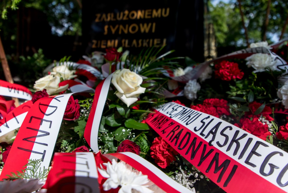 Pamięć o Korfantym. Delegacja ze Śląska złożyła kwiaty i wiązanki