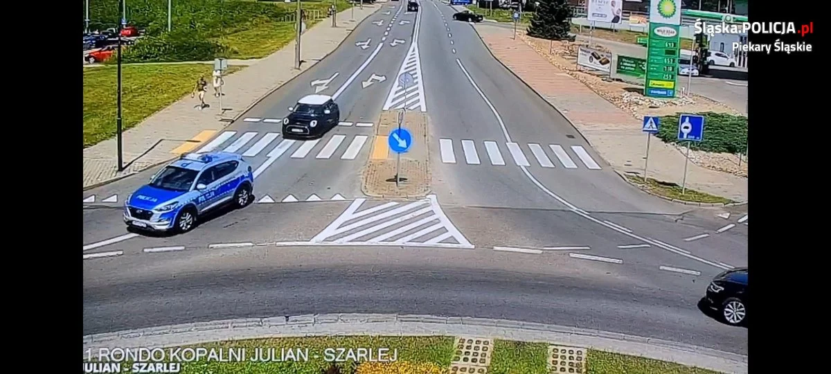 Policyjna eskorta w Piekarach Śląskich. W samochodzie wieziono dziecko z urazem głowy [WIDEO]
