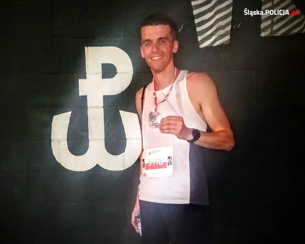 Katowicki policjant wziął udział w 32. Biegu Powstania Warszawskiego