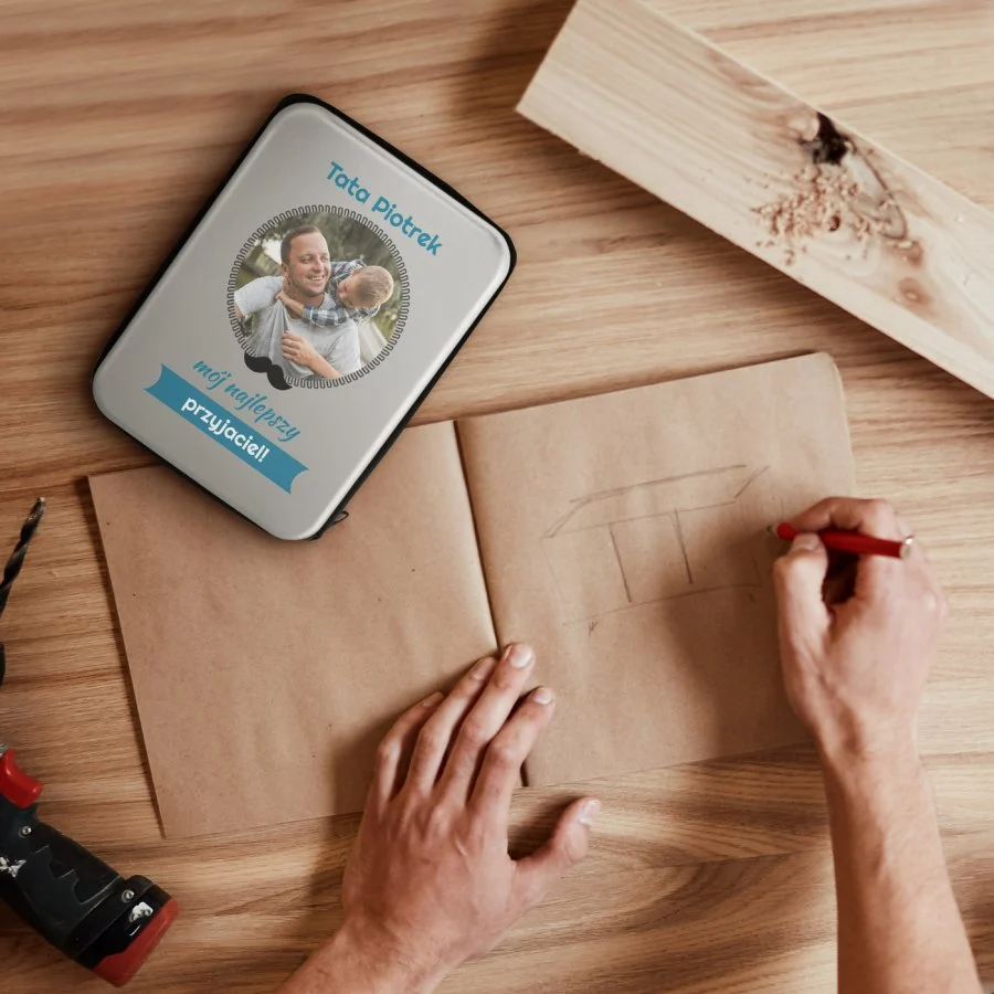 Praktyczny upominek dla ojca. Prezentowy poradnik krok po kroku