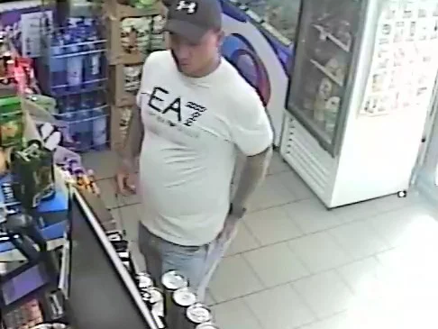 Rozbój na starszym mężczyźnie w Rudzie Śląskiej. Policja publikuje nagrania z monitoringu