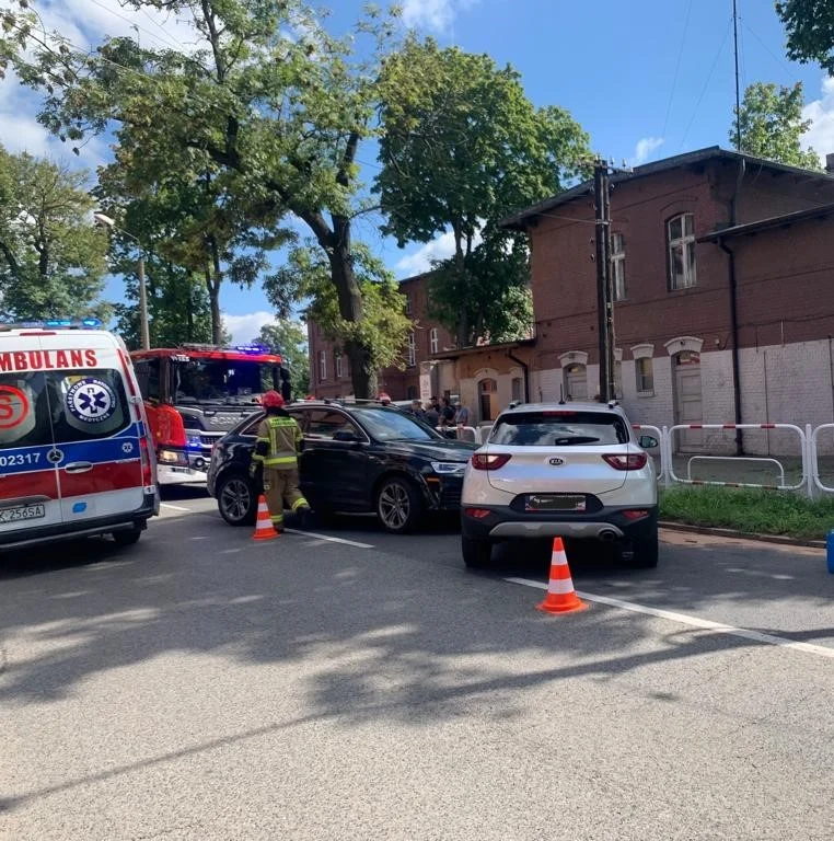 [Aktualizacja] Zderzenie czterech pojazdów na ul. Głównej. Pięć osób poszkodowanych!