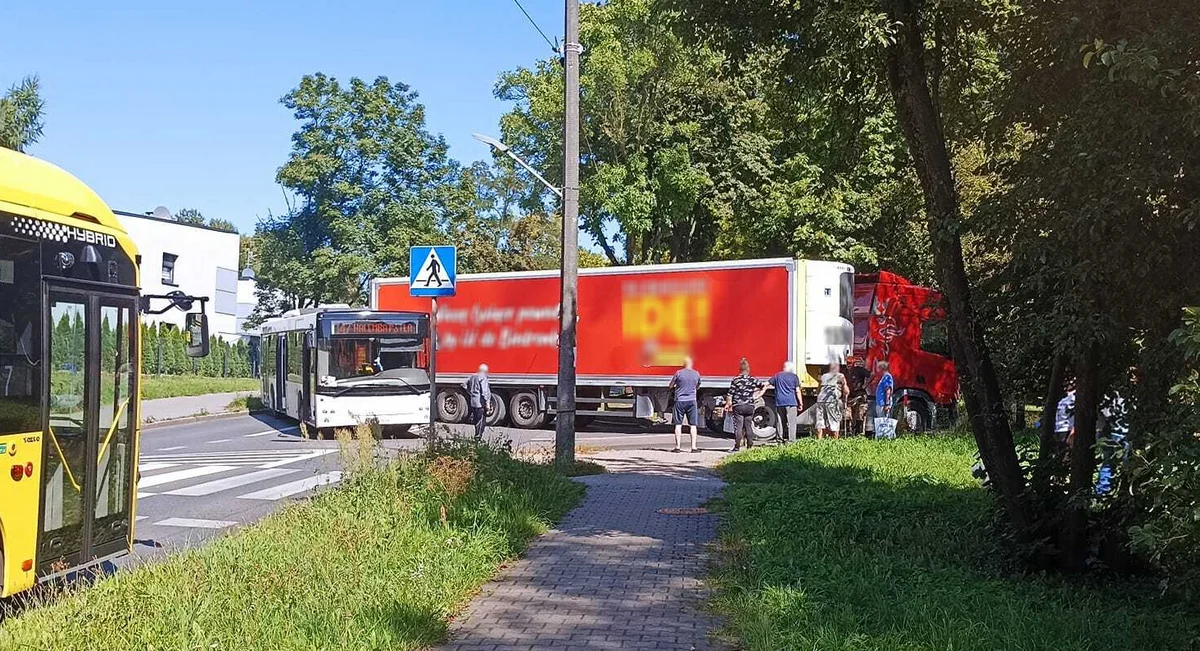 Kolizja w Bielszowicach. Autobus komunikacji miejskiej zderzył się z samochodem ciężarowym