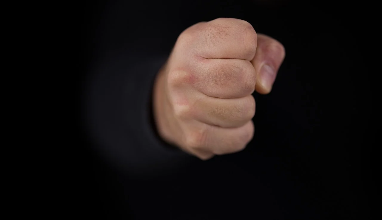 Skrępowali i brutalnie pobili znajomego! Wcześniej w pracy pili razem alkohol