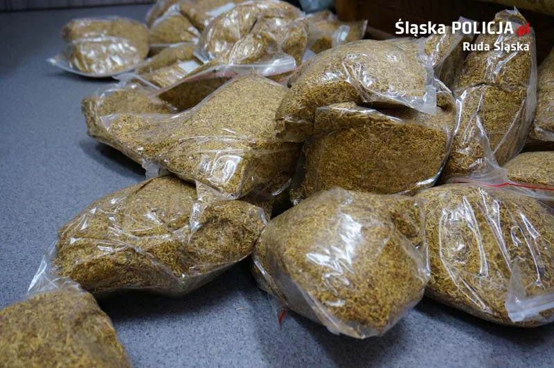 49-latka handlowała tytoniem bez akcyzy. Nielegalny towar trzymała w mieszkaniu