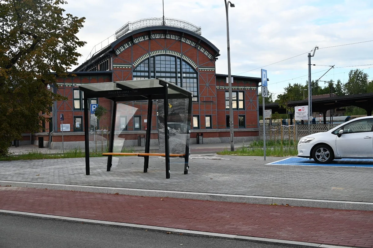 Przebudowa placu przed dworcem w Chebziu na finiszu! Wkrótce odbiór prac [ZDJĘCIA]