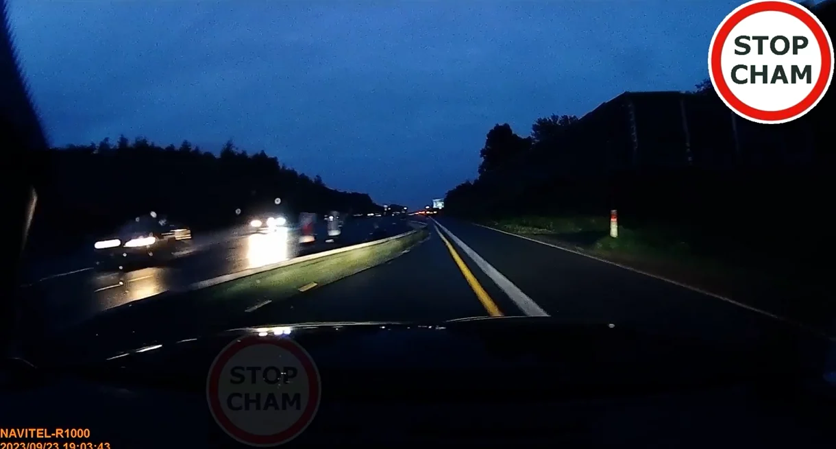 Niebezpieczna sytuacja na autostradzie A4! Bariera była przesunięta? [FILM]