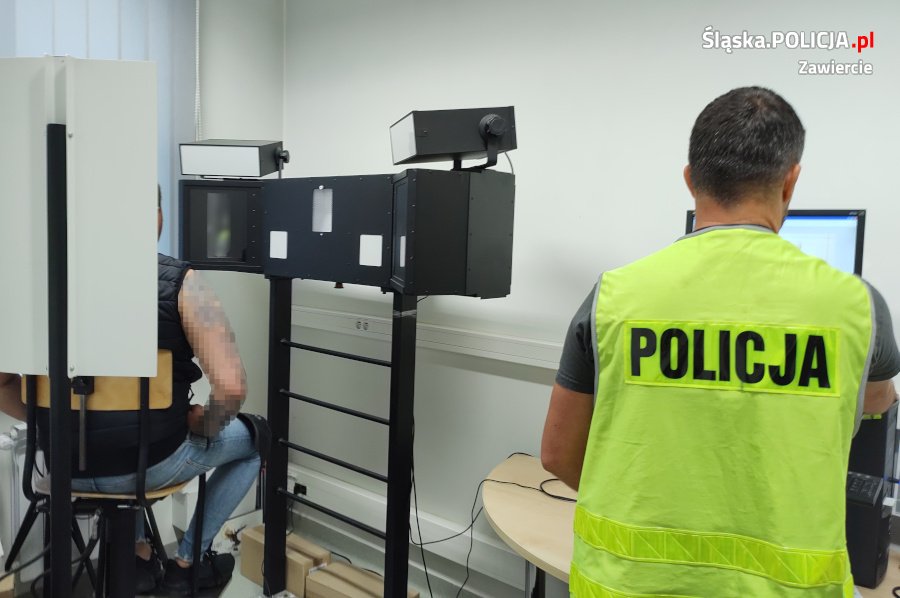 W samochodzie przewozili broń palną, amunicję, narkotyki i skradzione rzeczy