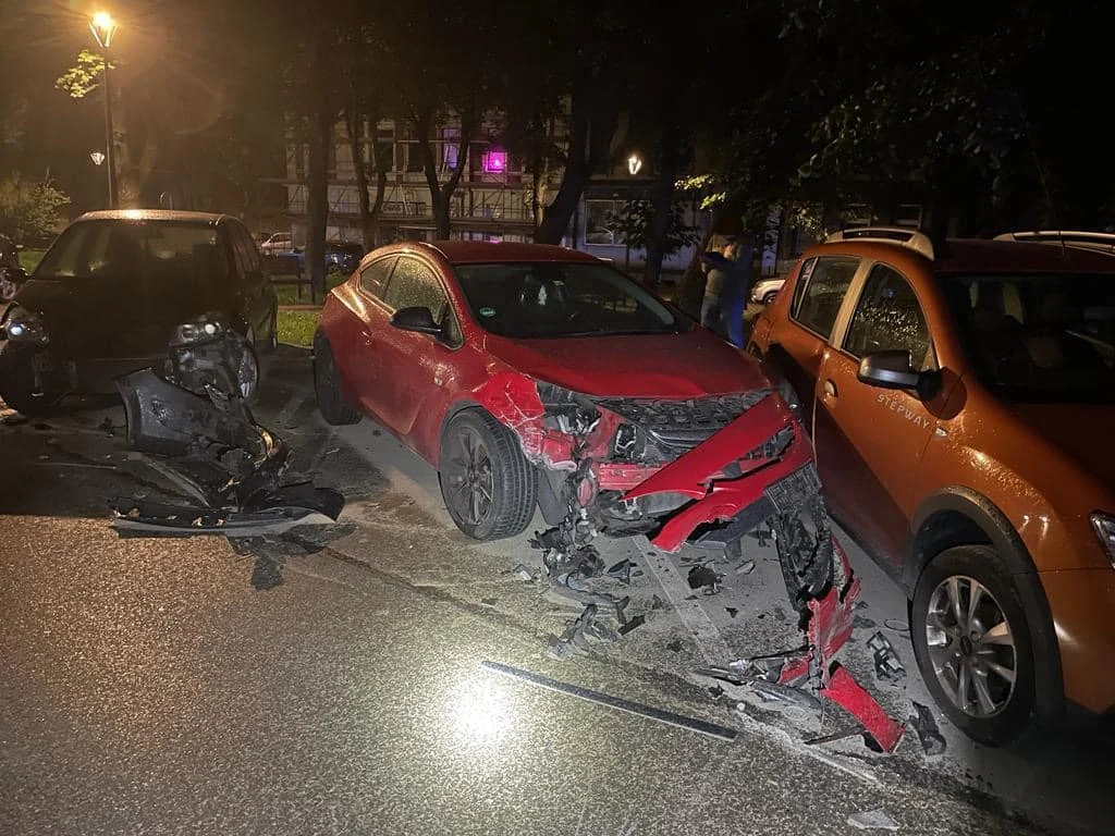 Mysłowiczanin staranował 3 zaparkowane samochody. Miał 2 promile alkoholu w organizmie