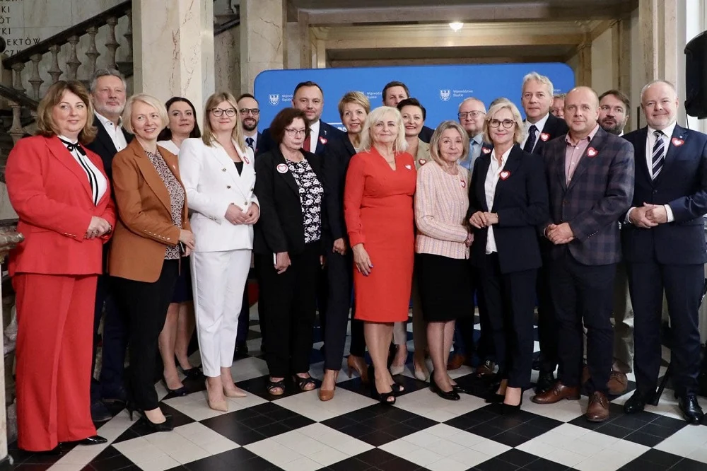 Czworo radnych w tym marszałek Jakub Chełstowski dołączyli do klubu KO