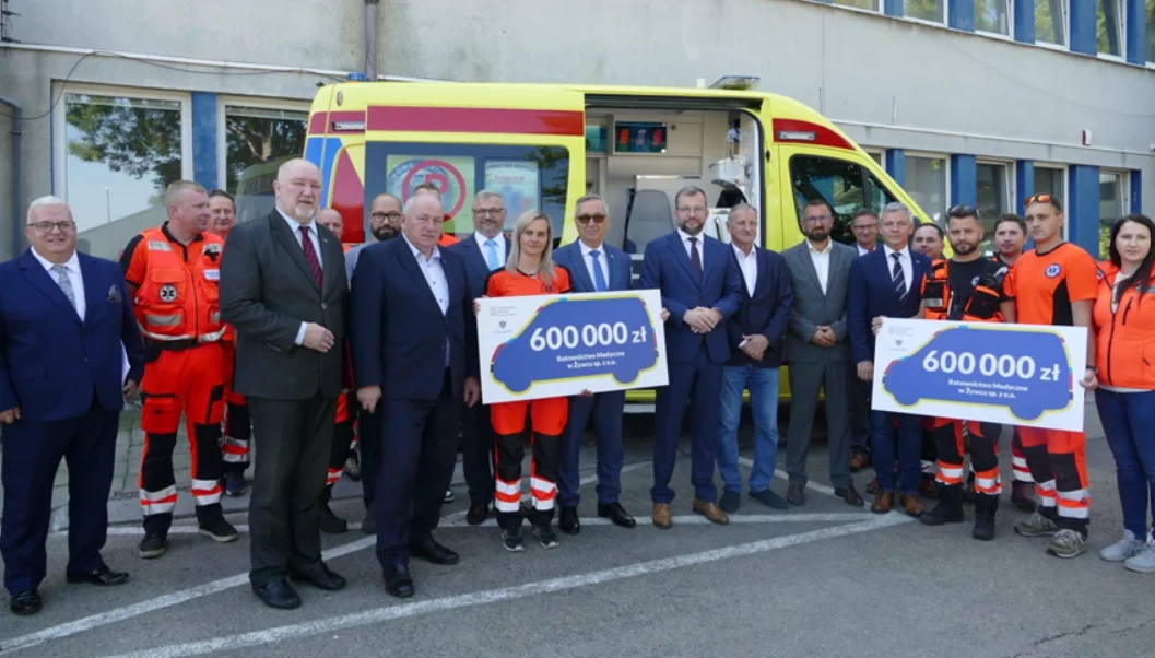 Czeki na zakup ambulansów w województwie śląskim. Przekazano także inne sprzęty medyczne
