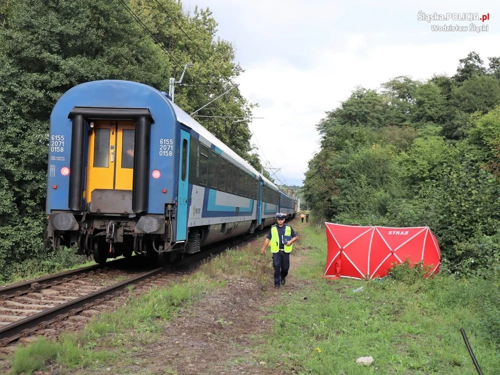 Tragedia w Wodzisławiu Śląskim. 70-latek zignorował zapory i zginął na miejscu!