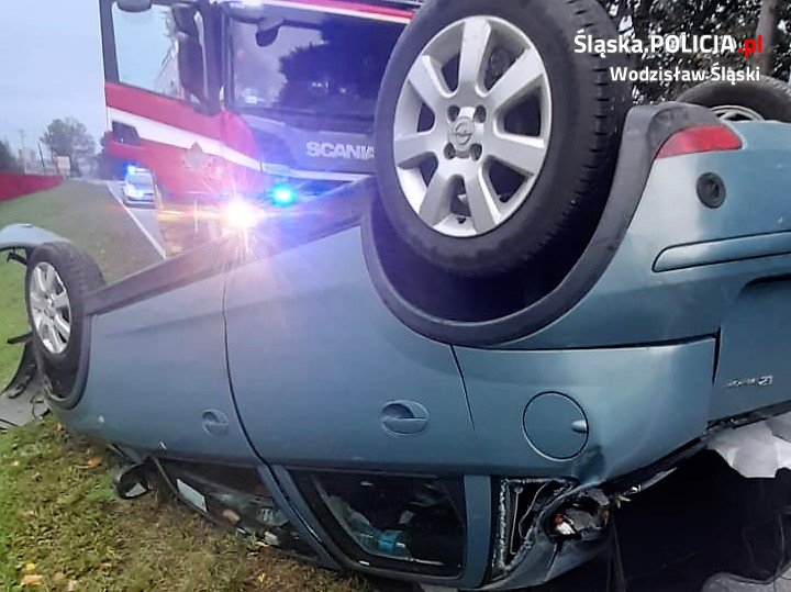 Dachowanie na Marklowickiej w Wodzisławiu Śląskim. Policjanci apelują o ostrożność!