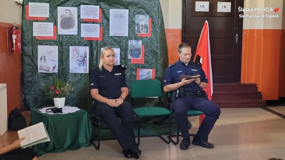 Siemianowicki dzielnicowy czytał podczas ogólnopolskiej akcji "Narodowe Czytanie 2023"