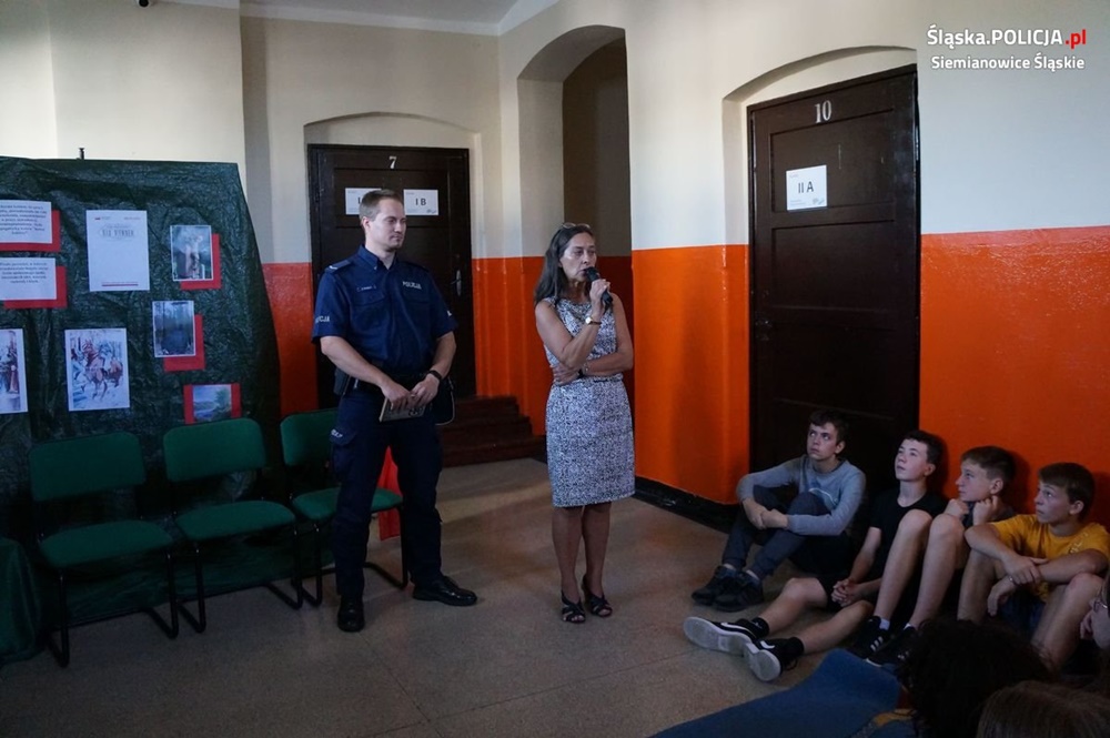 Siemianowicki dzielnicowy czytał podczas ogólnopolskiej akcji "Narodowe Czytanie 2023"