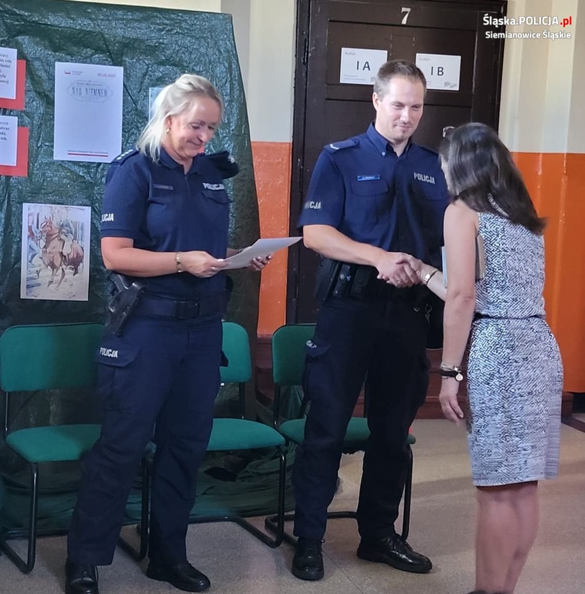 Siemianowicki dzielnicowy czytał podczas ogólnopolskiej akcji "Narodowe Czytanie 2023"