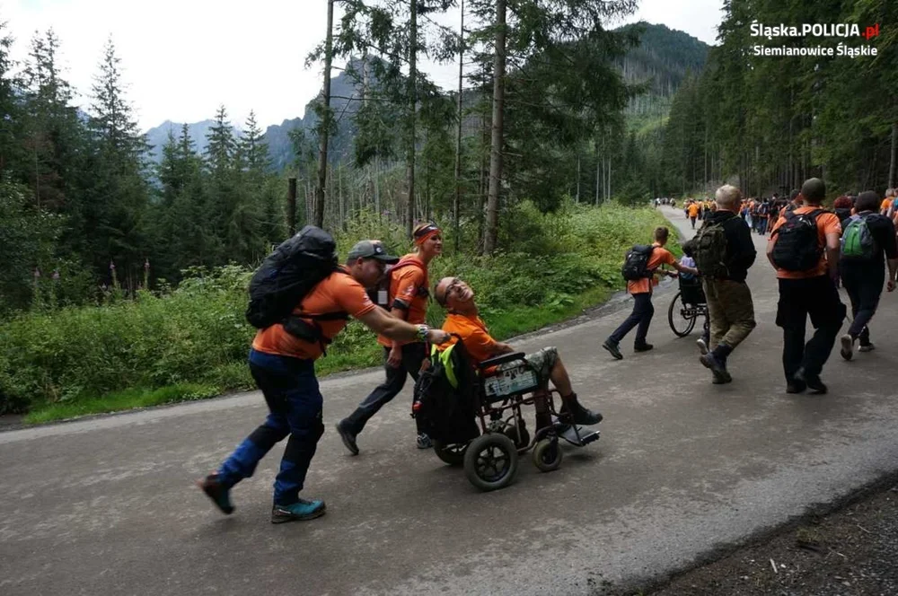 Siemianowicki policjant z osobami z niepełnosprawnościami zdobywali Tatry