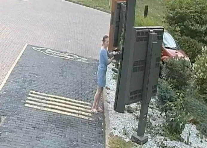 Uszkodziła monitor do McDrive. Widziałeś tę kobietę?