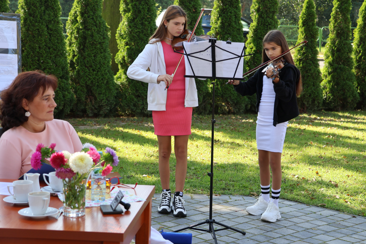 Narodowe Czytanie przed biblioteką