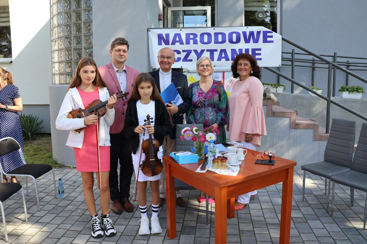 Narodowe Czytanie przed biblioteką