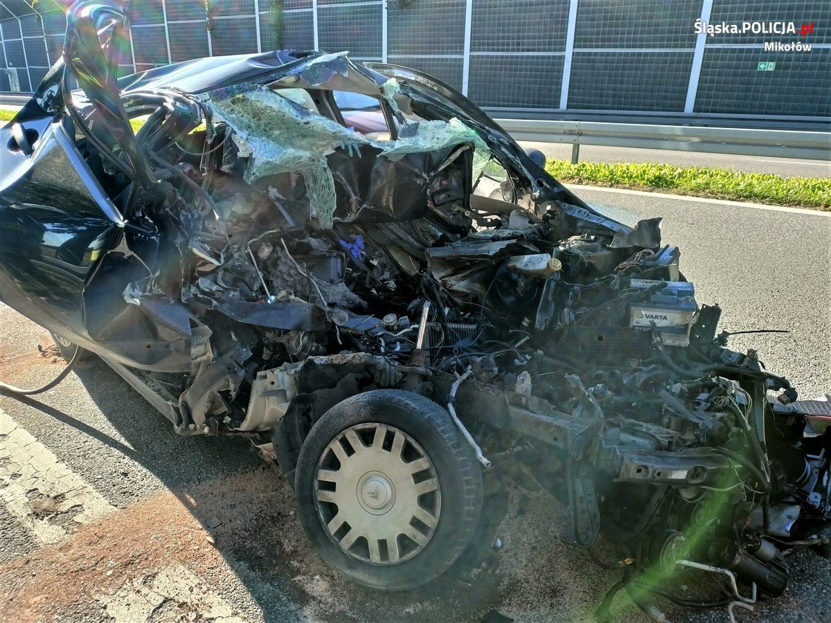 Dramatyczny wypadek na DK 81. Osobówka wbiła się w tył ciężarówki