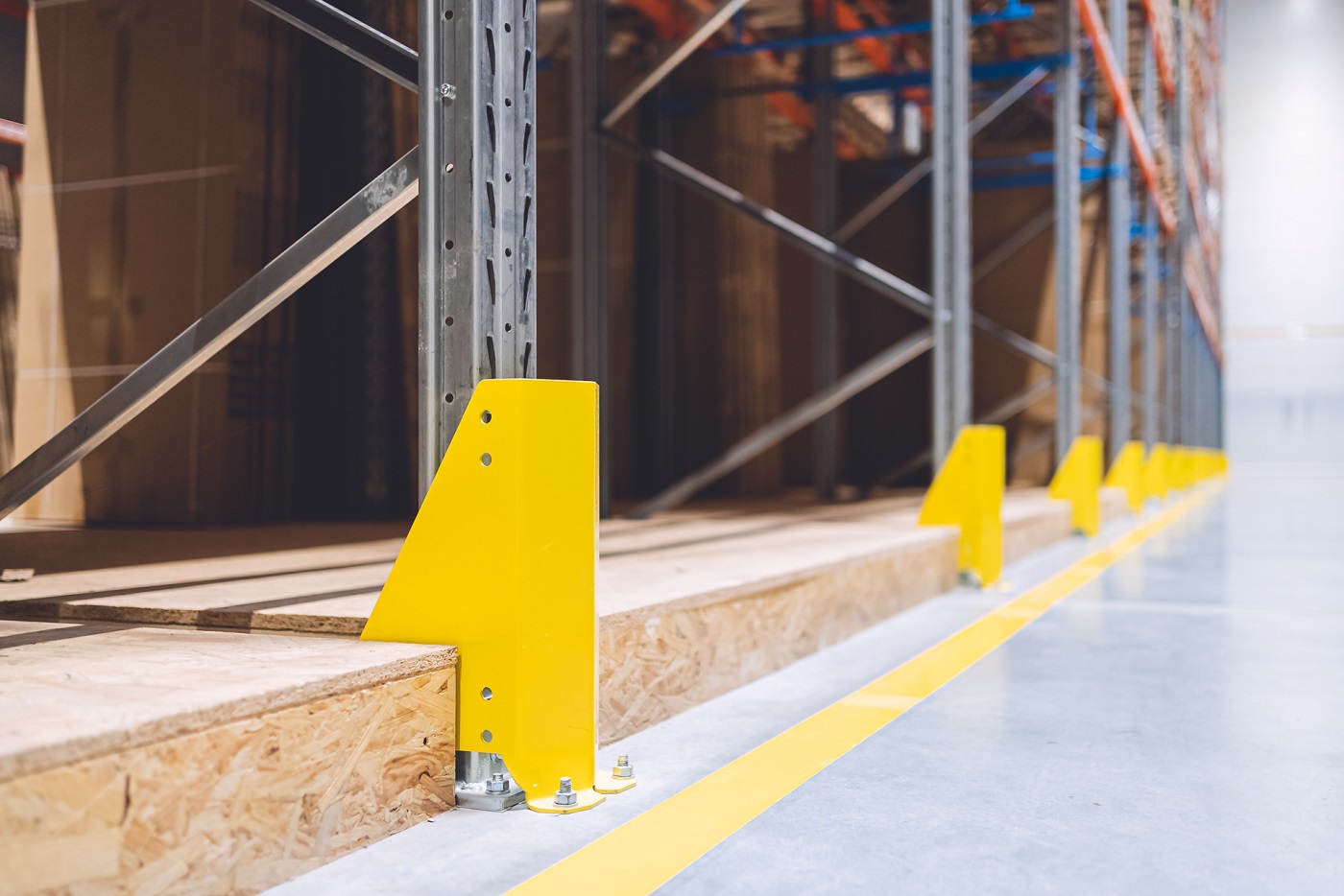 Odbojniki i osłony regałów w bezpiecznym magazynie