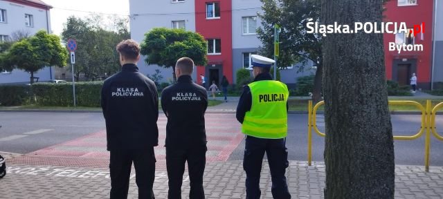 Policjanci z klasami mundurowymi czuwają nad bezpieczeństwem uczniów w drodze do szkoły