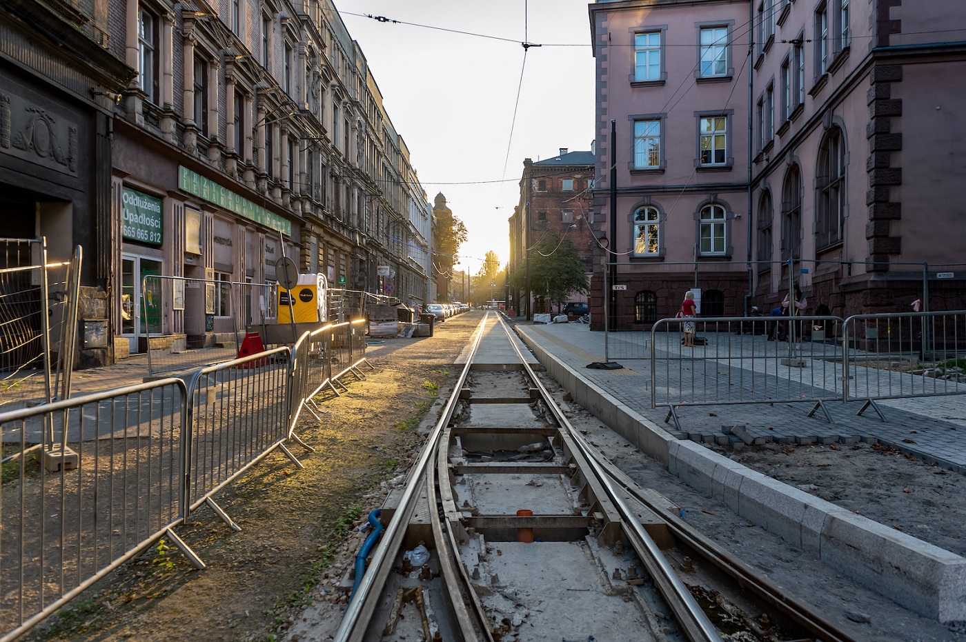 Rozwieszanie nowej sieci trakcji tramwajowej na ul. Sądowej.