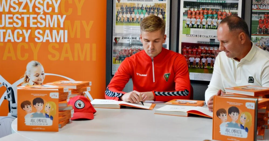 Tymoteusz Klupś z Zagłębia Sosnowiec podpisał książki dla chorych dzieci!