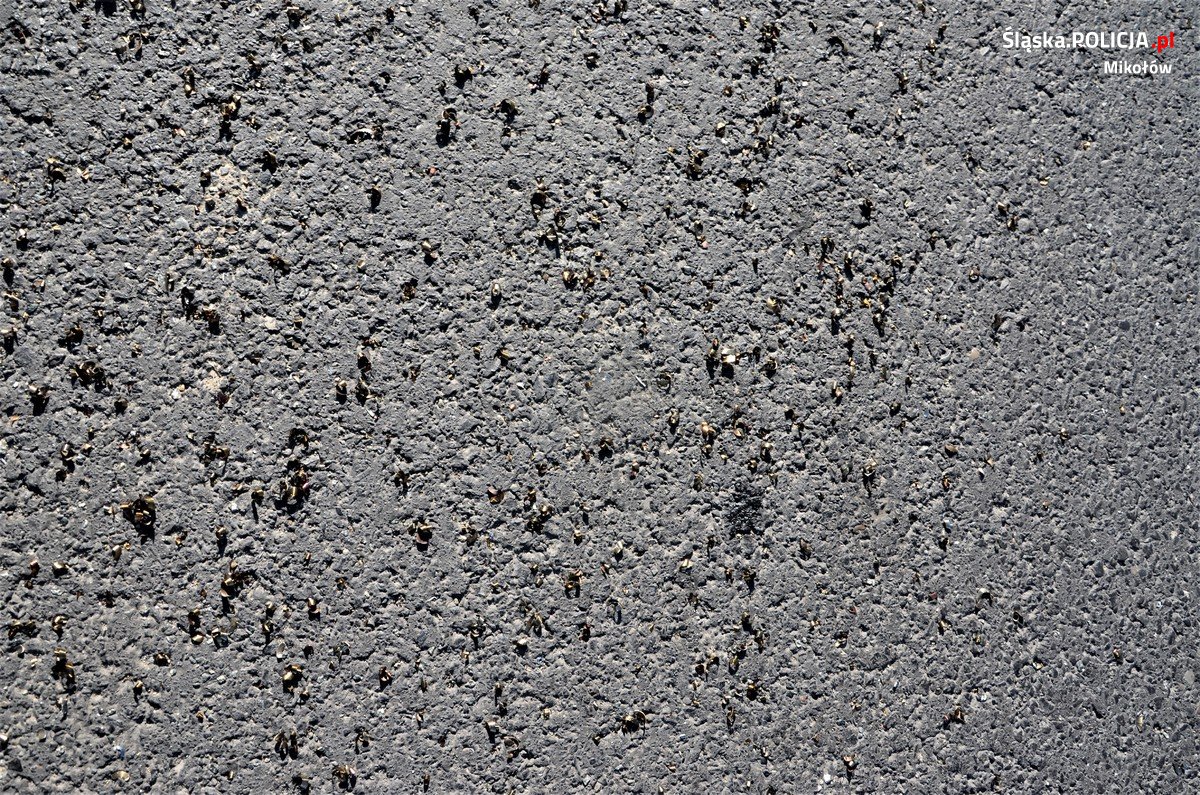 Mikołów: Metalowe opiłki na drodze uszkodziły bieżnik ponad 20 aut!