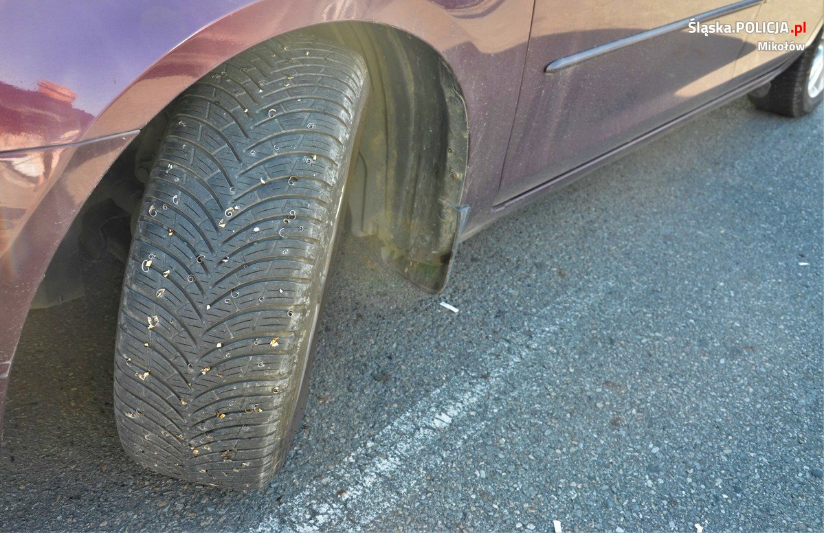 Mikołów: Metalowe opiłki na drodze uszkodziły bieżnik ponad 20 aut!