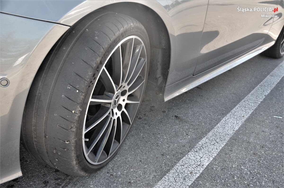 Mikołów: Metalowe opiłki na drodze uszkodziły bieżnik ponad 20 aut!