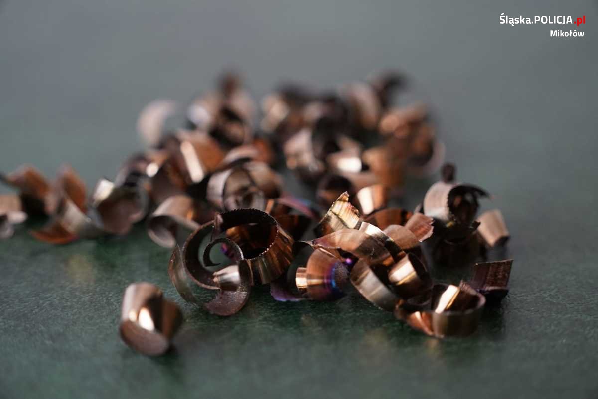 Mikołów: Metalowe opiłki na drodze uszkodziły bieżnik ponad 20 aut!