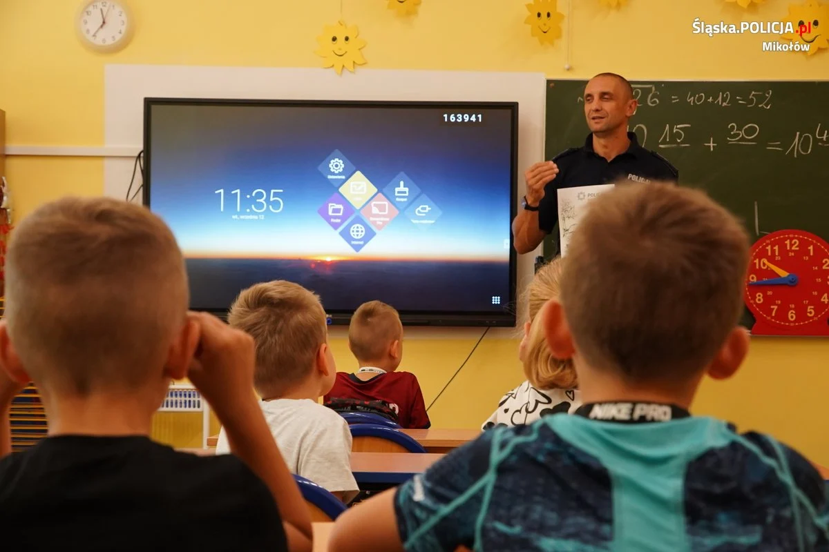 Pierwszoklasiści z Mikołowa podczas lekcji z policyjnym profilaktykiem