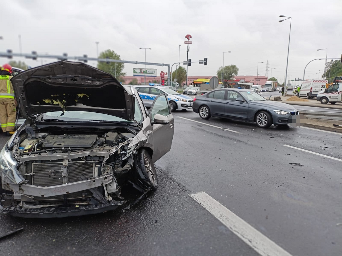 Zderzenie dwóch pojazdów na DK81 w Mikołowie! Dwie osoby poszkodowane