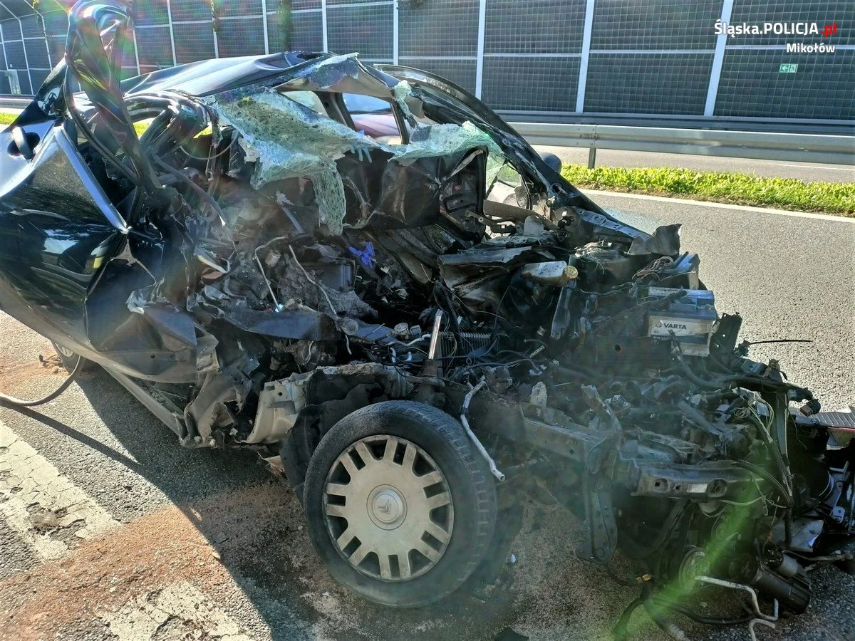 Dramatyczny wypadek na DK 81. Osobówka wbiła się w tył ciężarówki [FOTO]