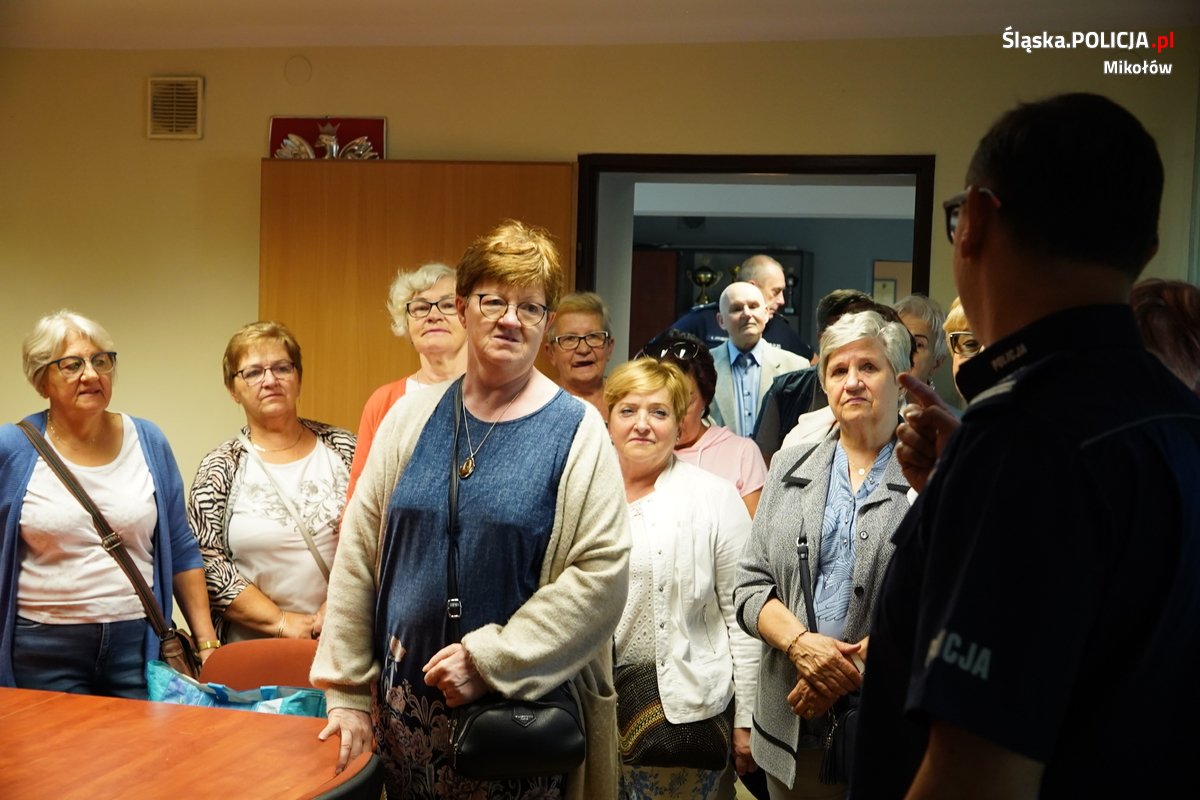 Wizyta seniorów w mikołowskiej komendzie