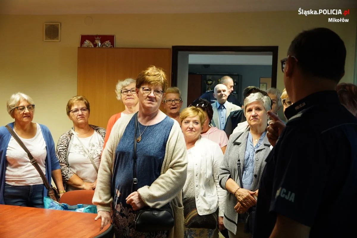Wizyta seniorów w mikołowskiej komendzie