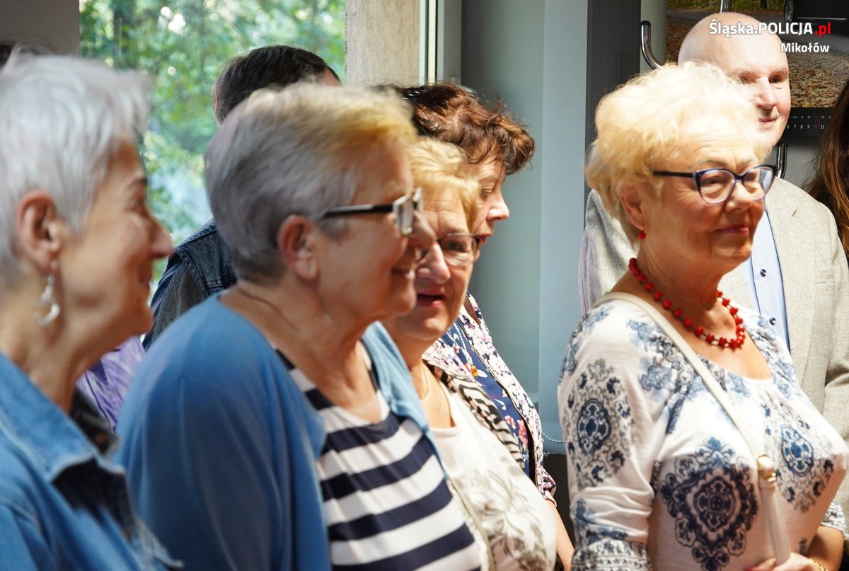 Wizyta seniorów w mikołowskiej komendzie