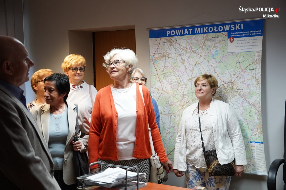 Wizyta seniorów w mikołowskiej komendzie