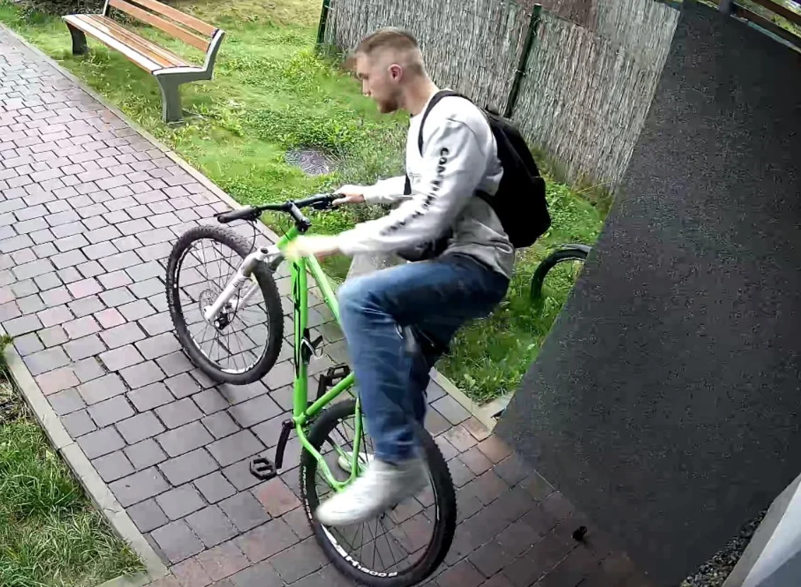 Usiłował włamać się do mieszkania. Rozpoznajesz go?